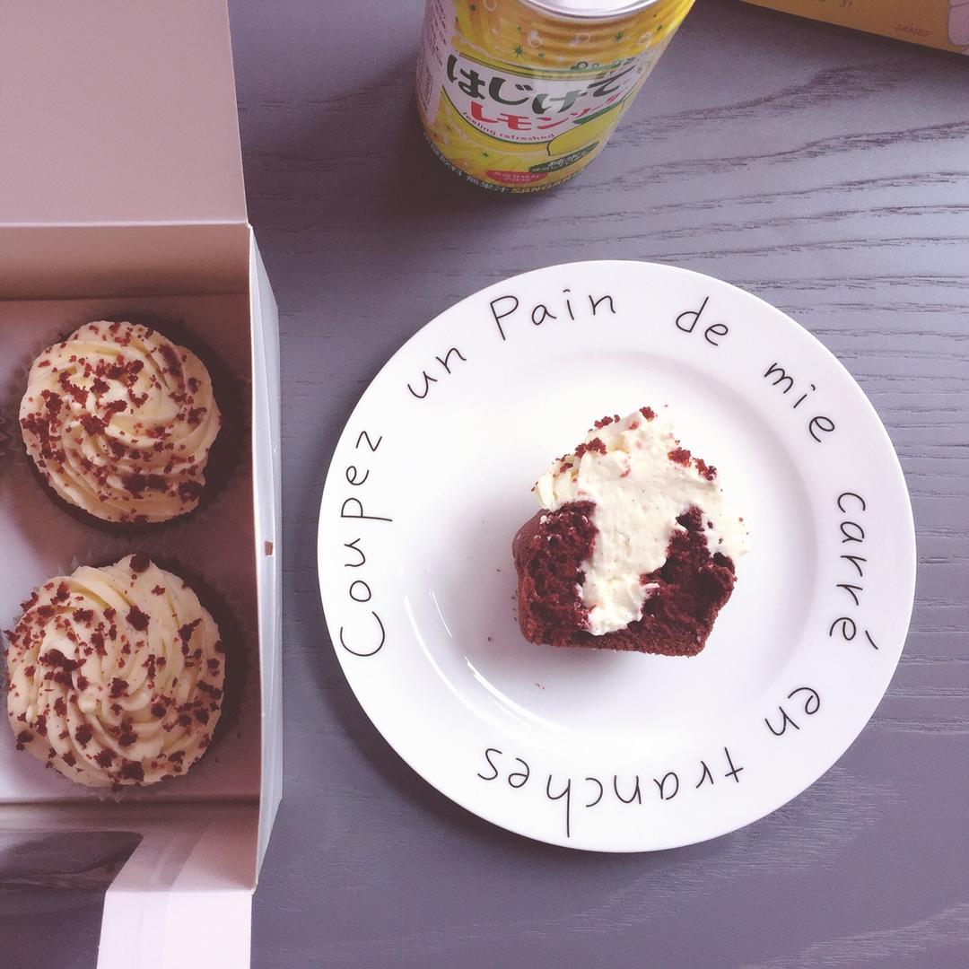 红丝绒纸杯蛋糕