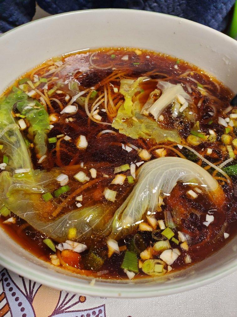 一碗清汤面 🍜 —— 秋日里的治愈系