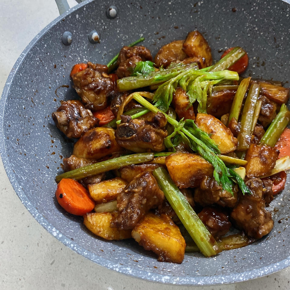土豆焖排骨
