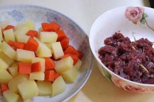 超好吃的咖喱土豆牛肉饭的做法 步骤1