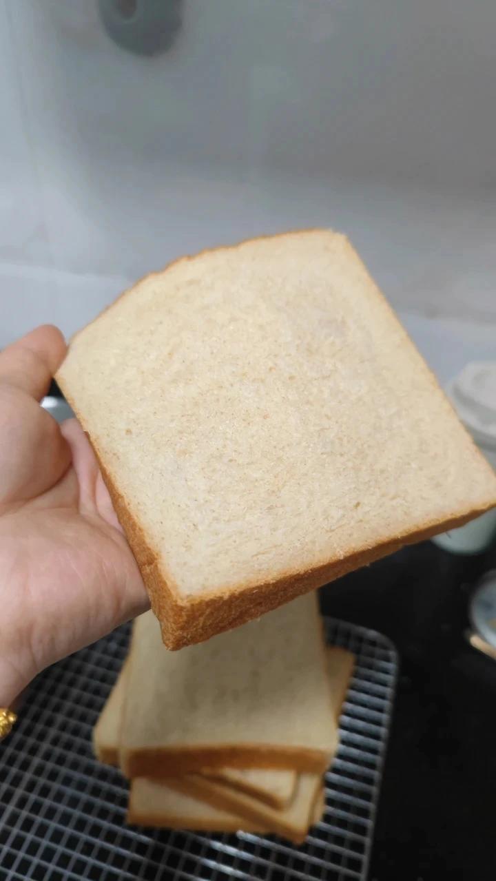 柔软的蜂蜜牛乳全麦吐司