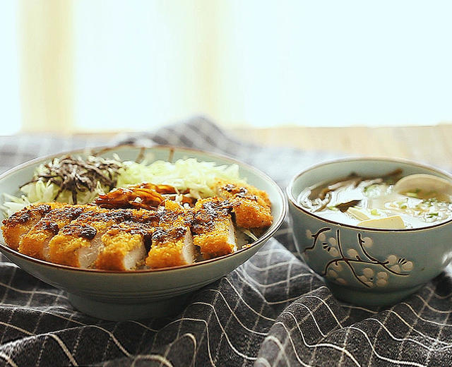 日式猪排饭配味噌汤的做法