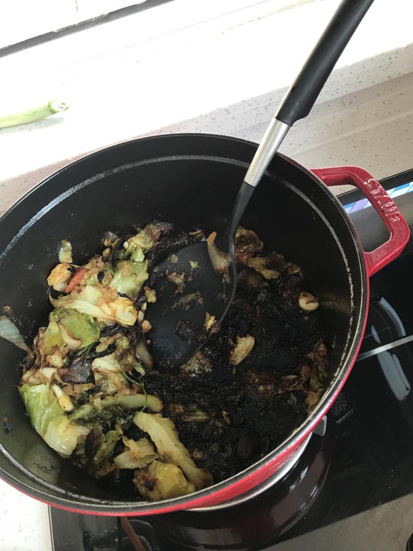 铸铁锅卷心菜