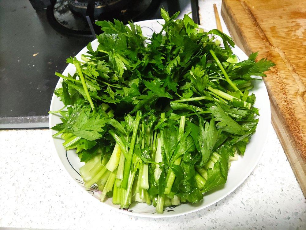 清脆爽口·肥而不腻的芹菜炒卤肉
