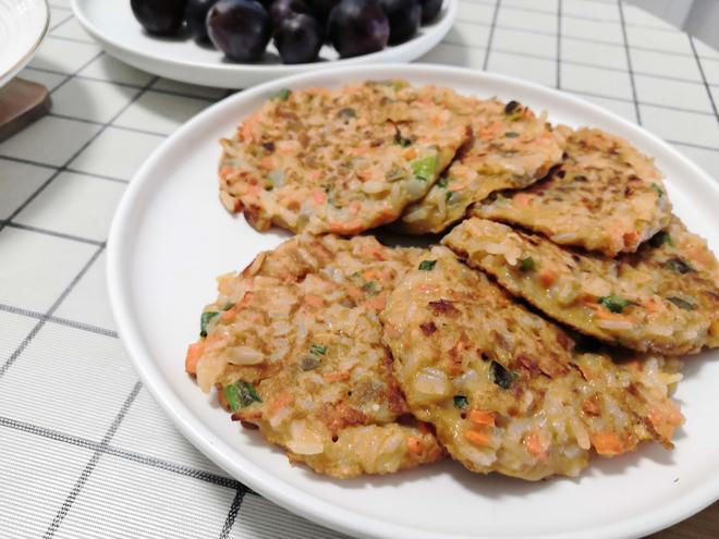 用剩米饭做的早餐鸡蛋饼的做法