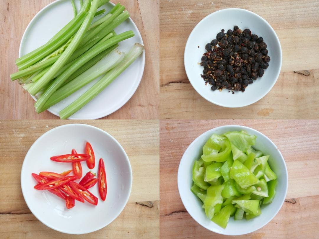 ㊙️年味‼️豉香芹菜炒腊肉‼️满屋飘香的做法 步骤3