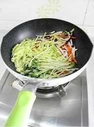 蔬菜炒面的做法 步骤7