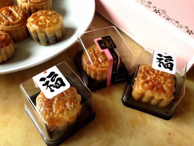 广式蛋黄莲蓉月饼