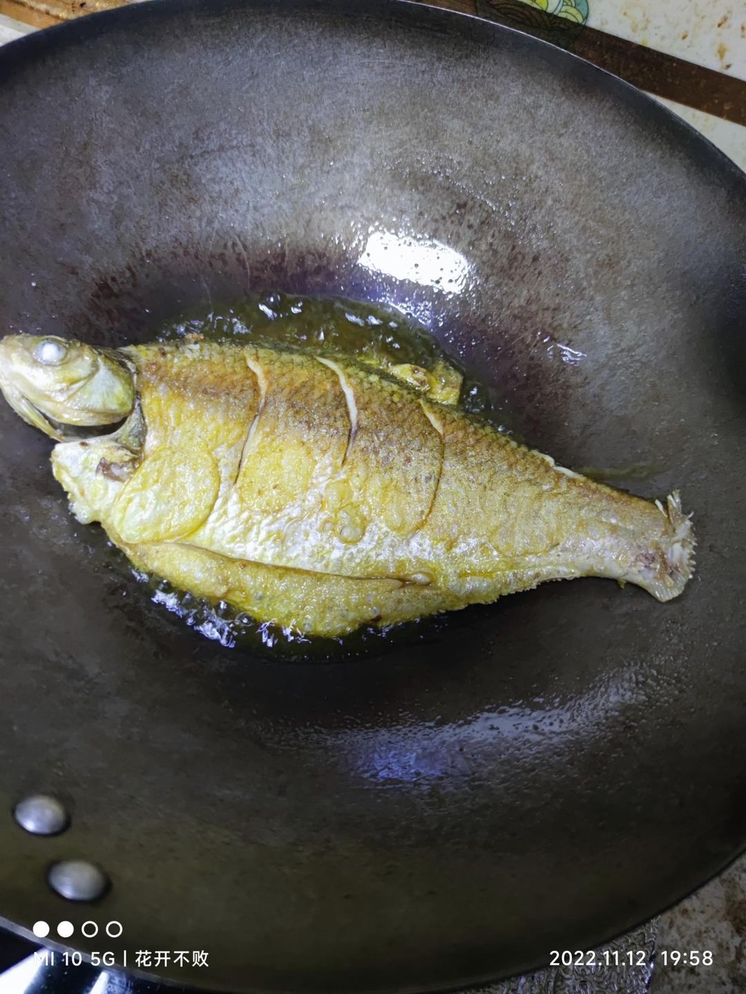 红烧鱼和鲫鱼豆腐汤