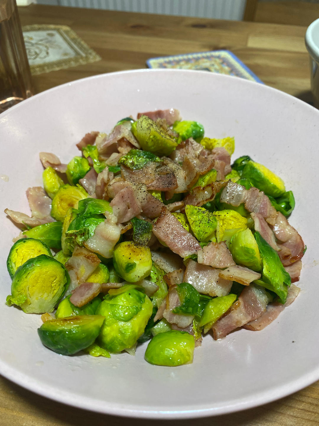 适合闺蜜聚会的小菜：黄油风味培根炒孢子甘蓝