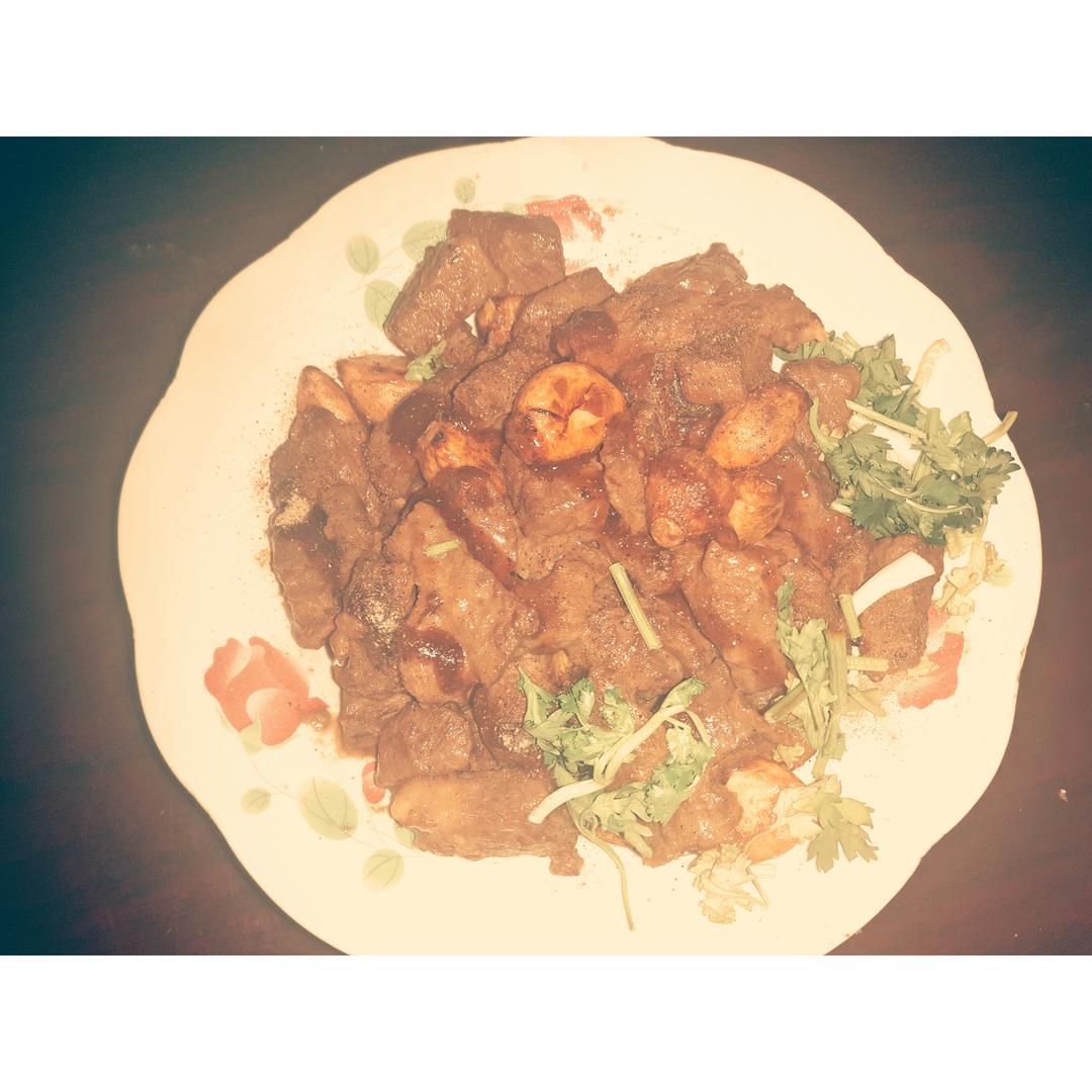 黑胡椒蒜子牛肉粒