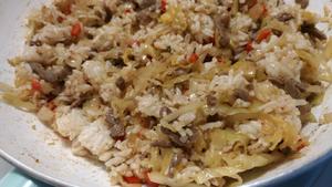 酸白菜牛肉炒米饭的做法 步骤7