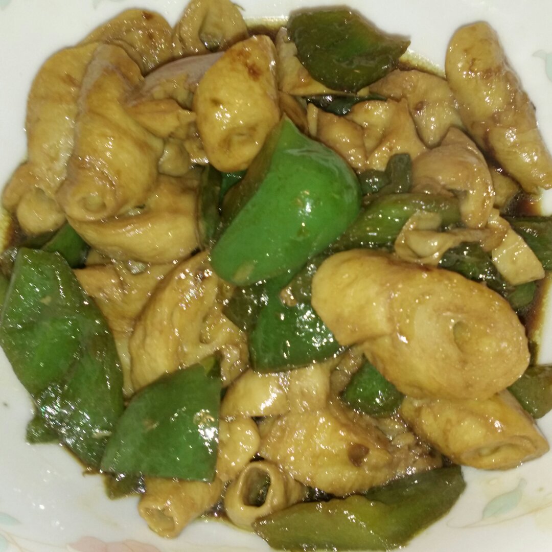 调皮捣蛋鬼小裁缝做的青椒炒素肠