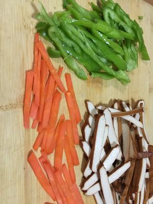 【简单素食】之尖椒豆干的做法 步骤1