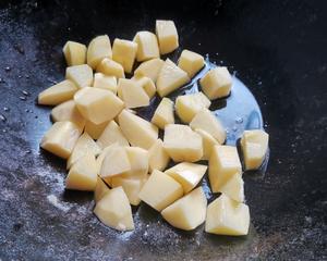 吞拿鱼焖土豆的做法 步骤4