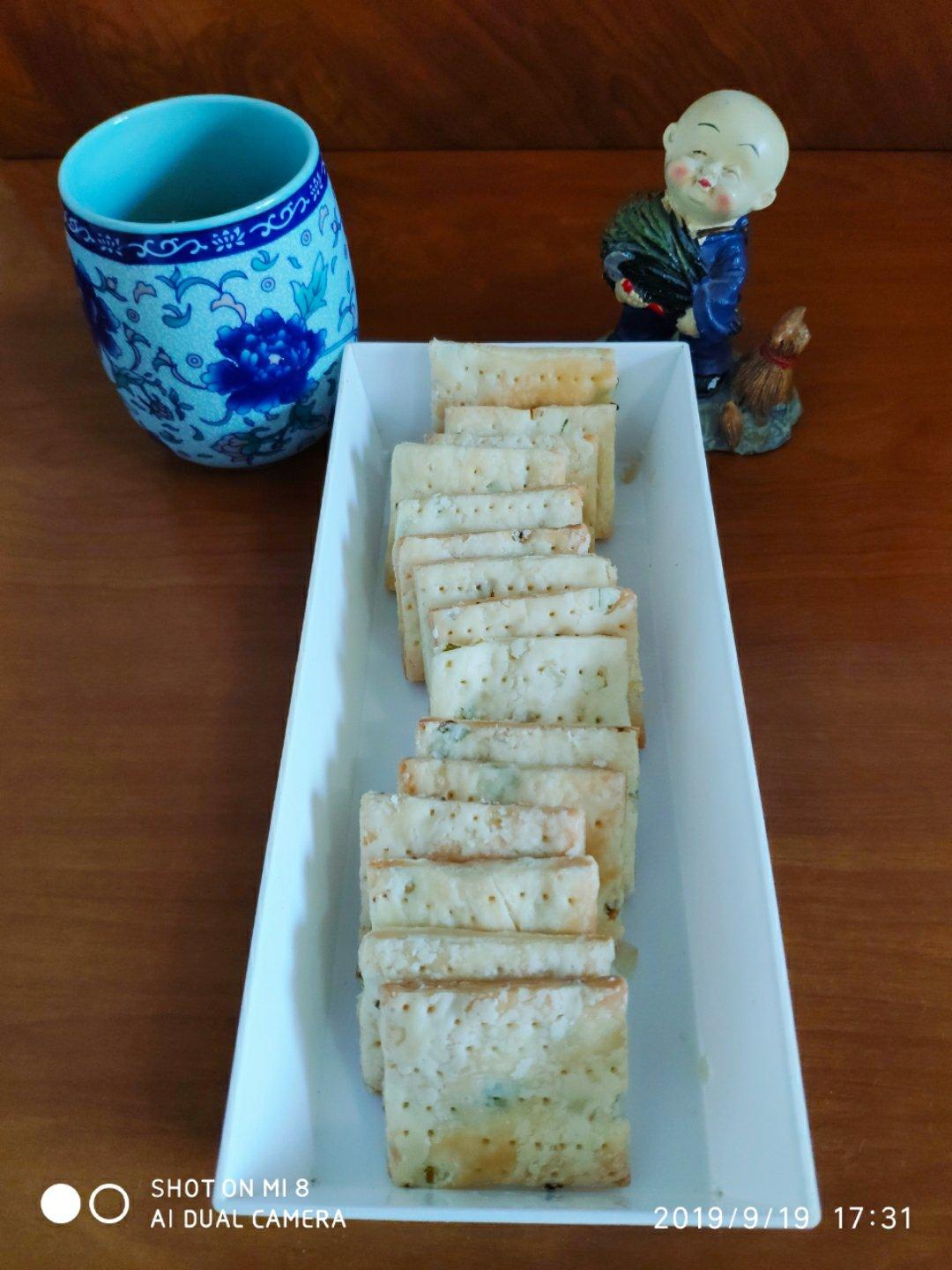 君之---纯天然打造的无比酥松---葱油香酥饼干（葱香苏打饼干）