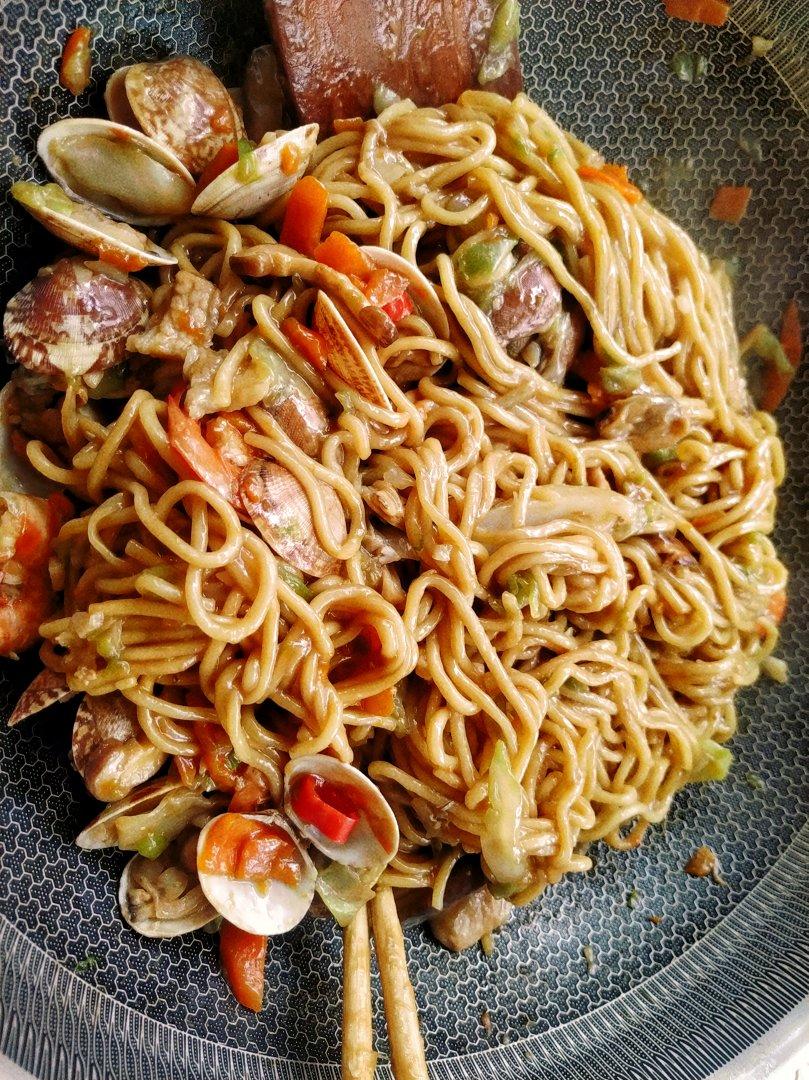 柠檬子请了解一下做的海鲜焖面