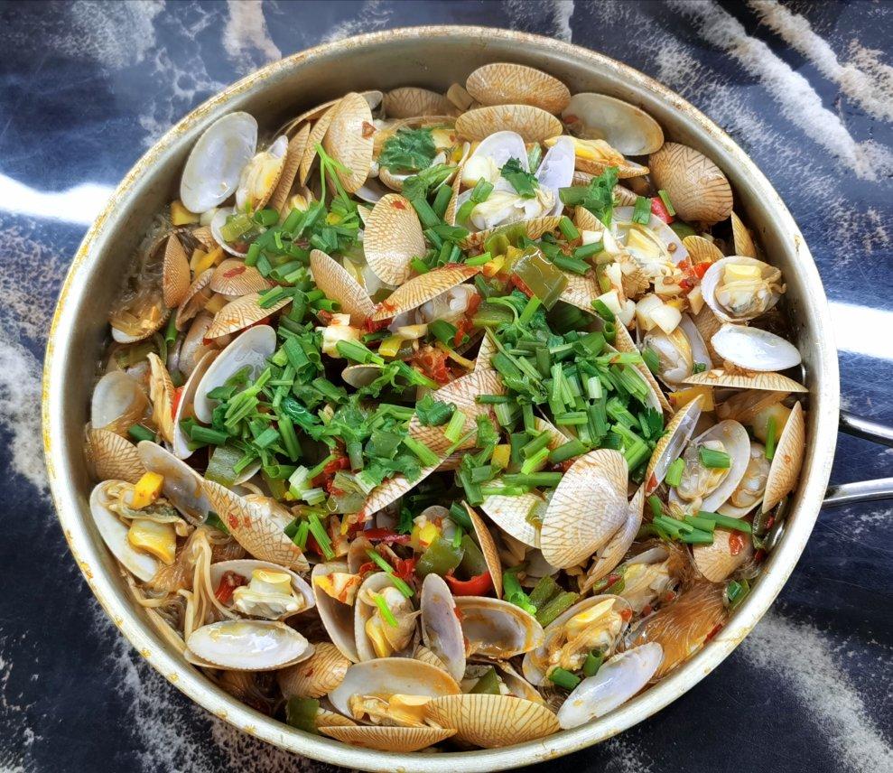 鲜到爆的花甲粉丝煲