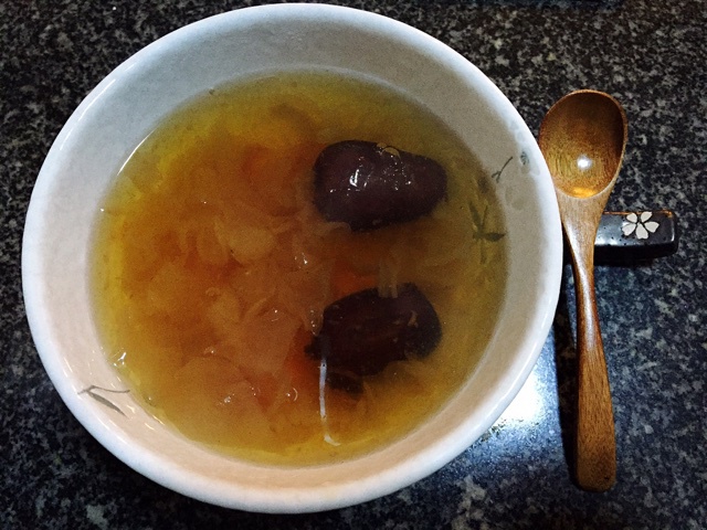 桃胶皂角米炖银耳