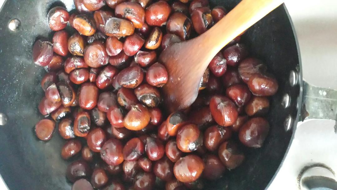 铁锅炒板栗的做法