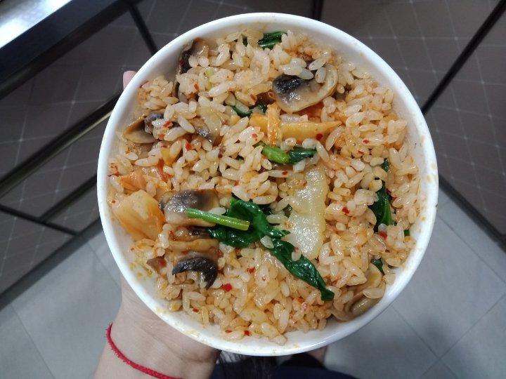 蘑菇泡菜炒饭