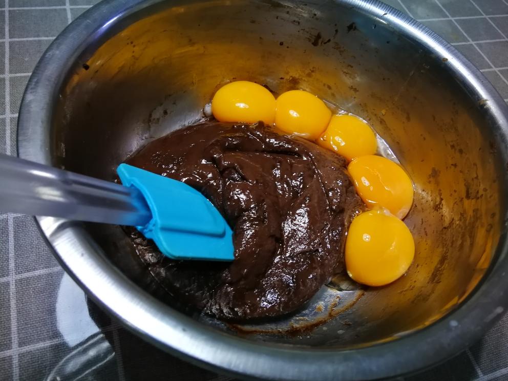 可可戚风蛋糕——数次实验后的最终数据的做法 步骤6