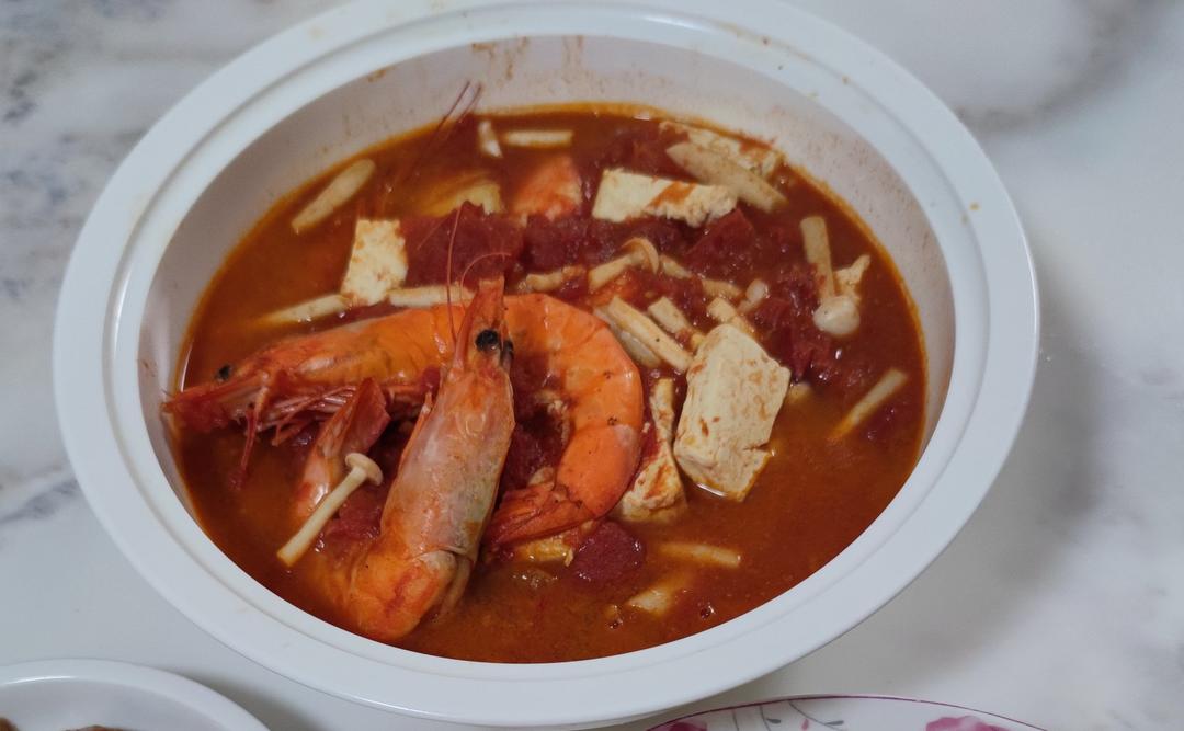 冬日里的一碗暖汤，番茄豆腐浓汤，不加一滴水，汤汁浓郁豆腐软嫩暖心又暖胃。