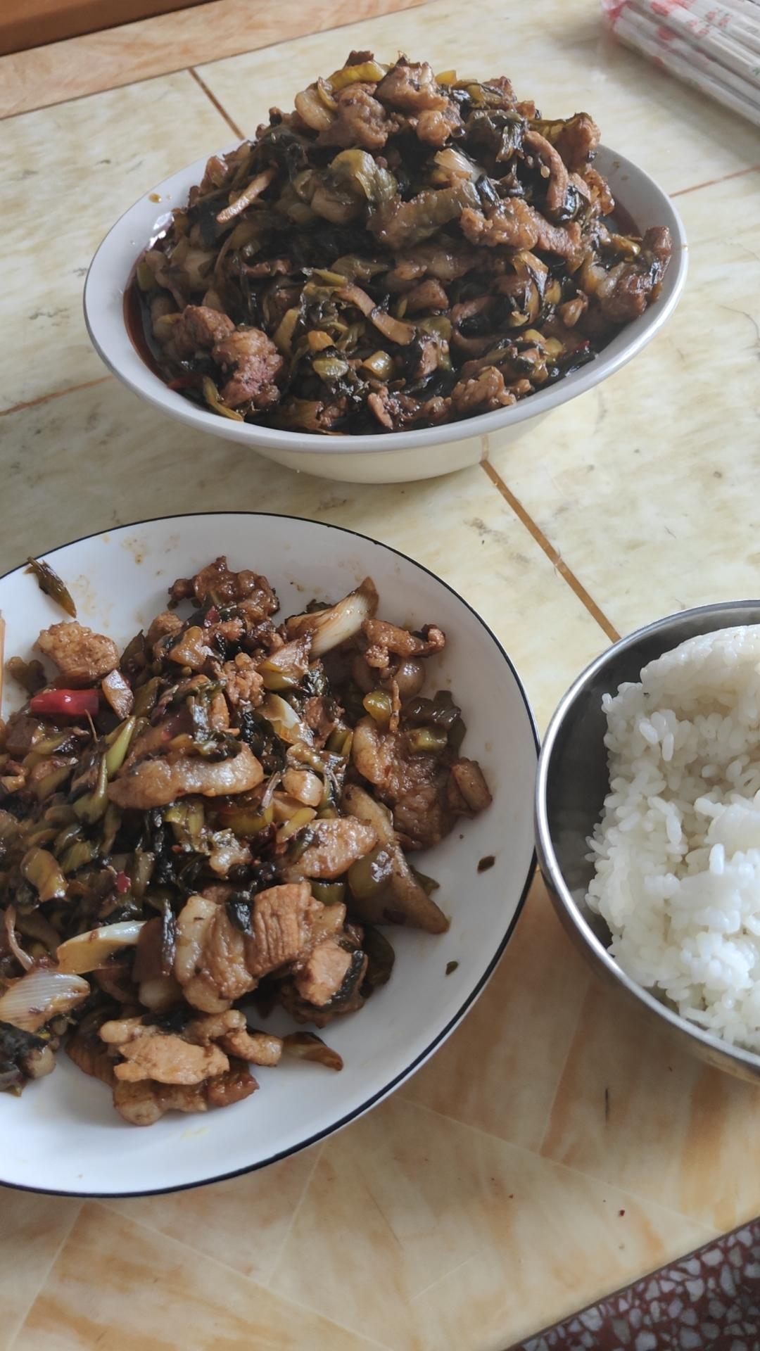 家常下饭菜之酸菜炒肉，加点樟树港辣椒，味道绝了