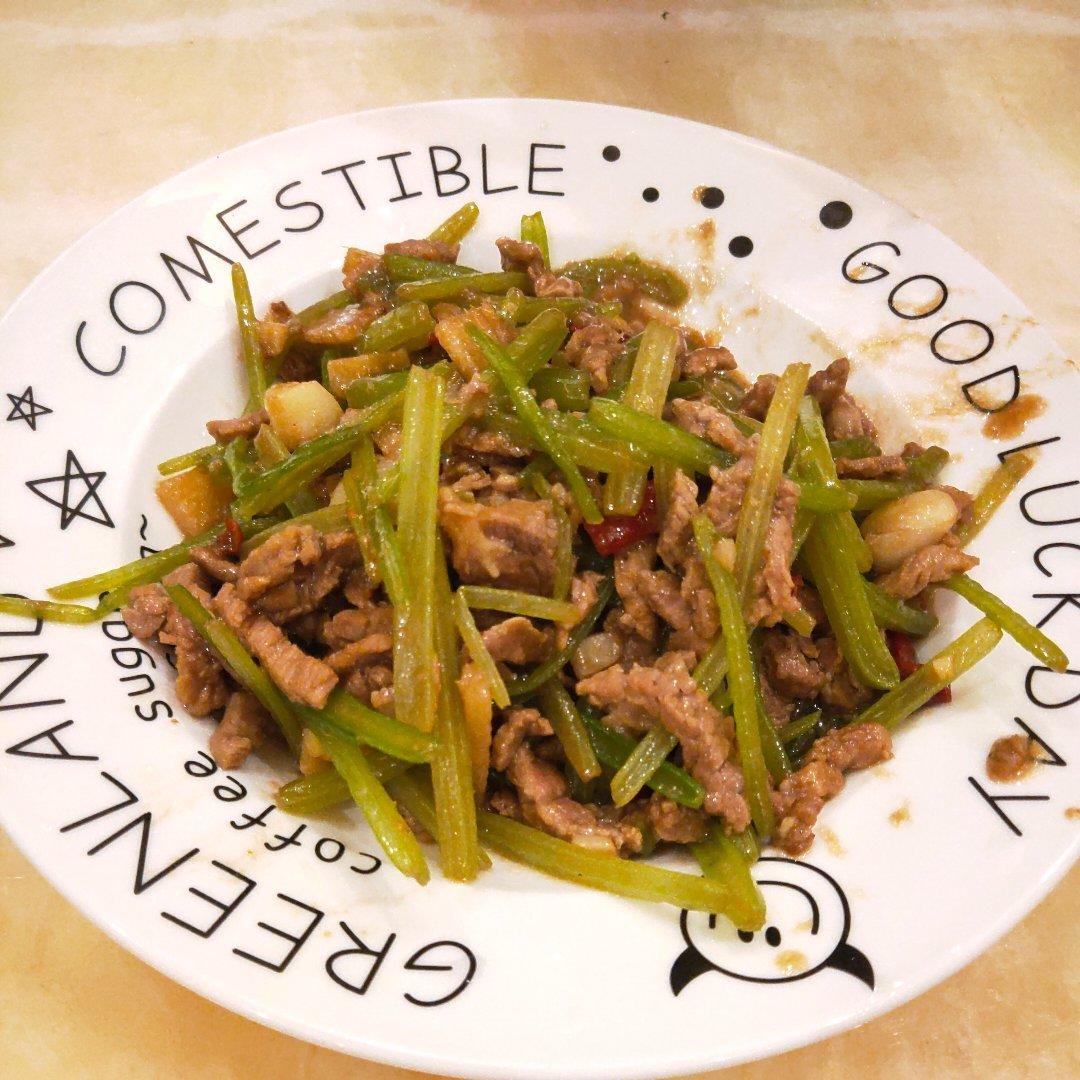 牛肉炒芹菜(不老不柴嫩滑多汁)