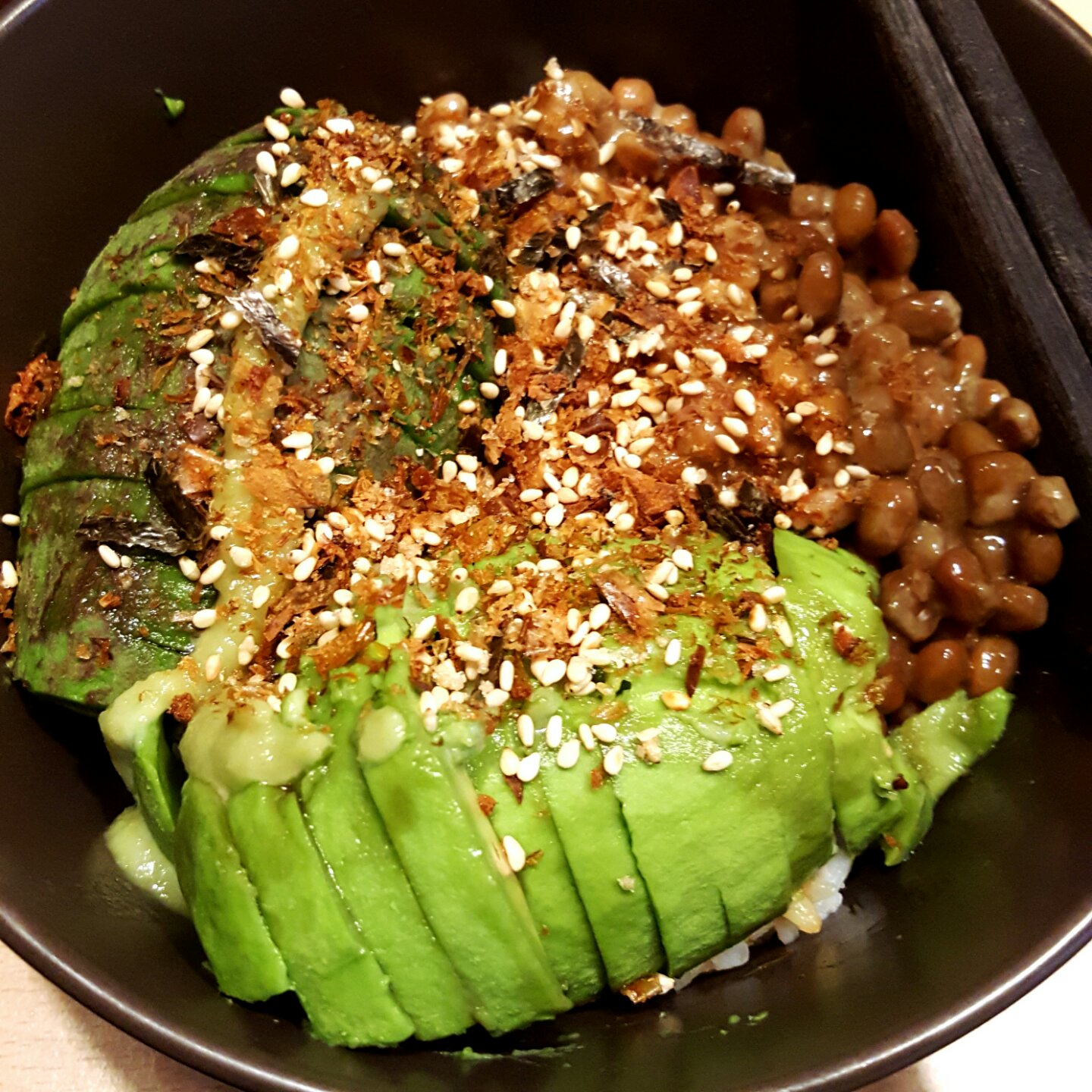 一人食牛油果溏心蛋拌饭