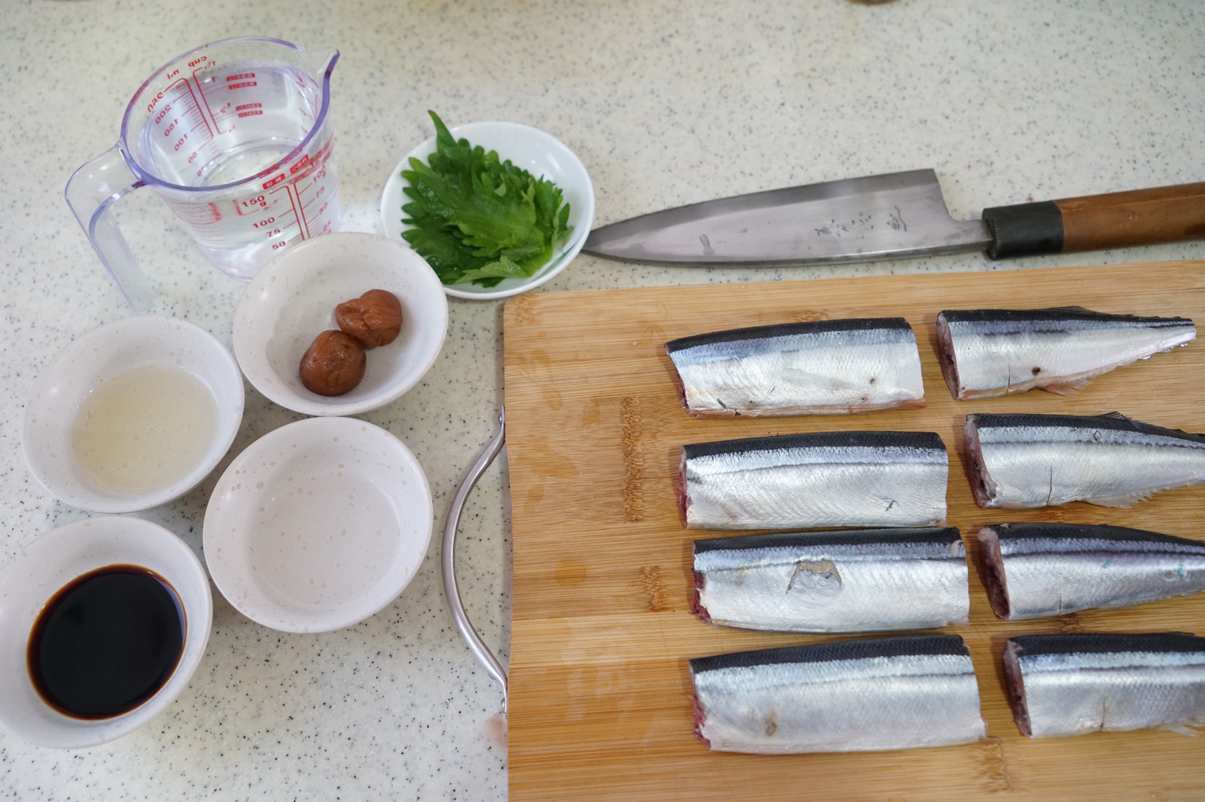 梅子煮秋刀鱼的做法 步骤1