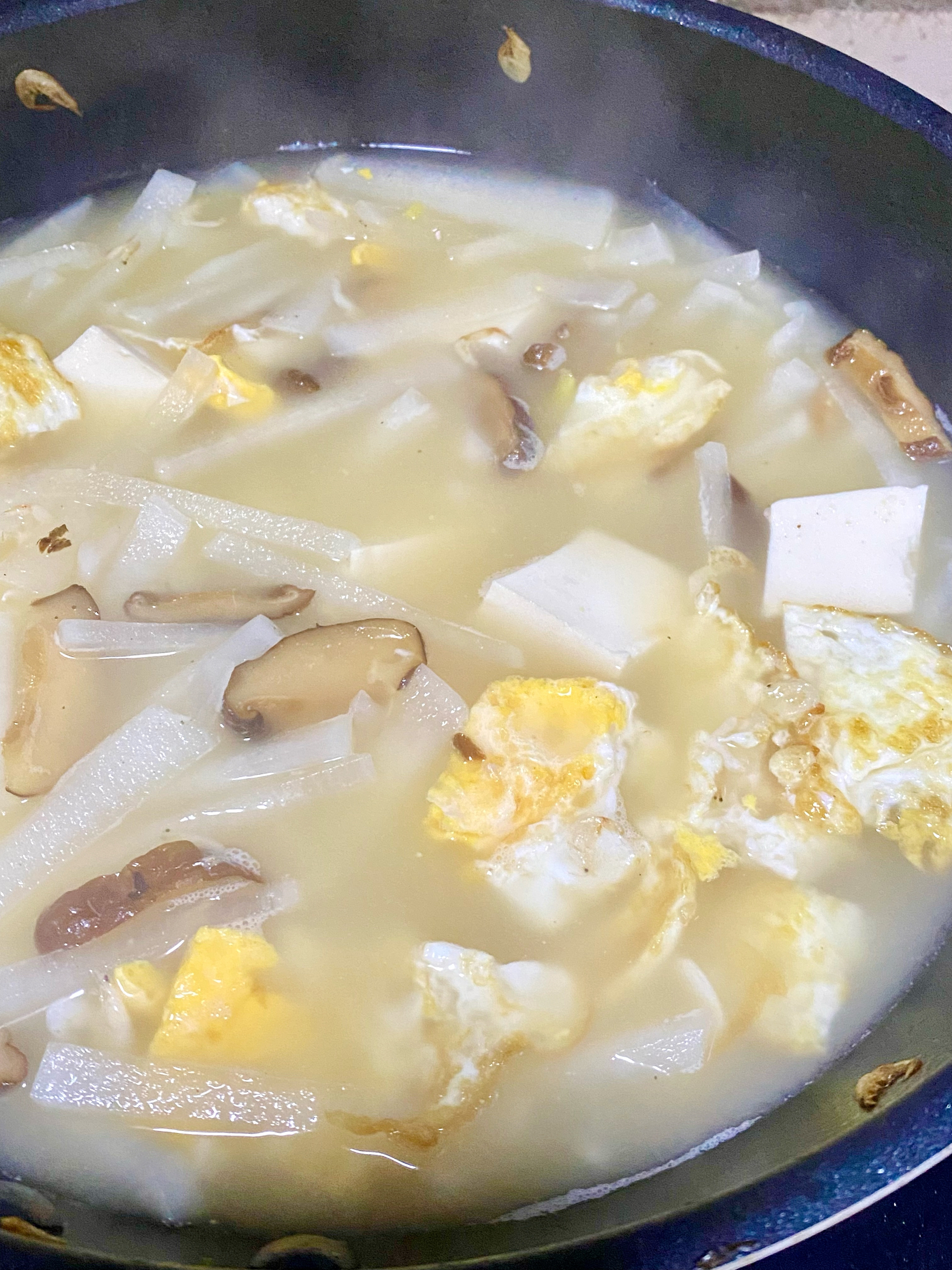 白萝卜香菇豆腐汤，入秋喝好鲜甜啊的做法 步骤2