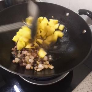 妈妈版糯米饭——腊肉糯米饭的做法 步骤3