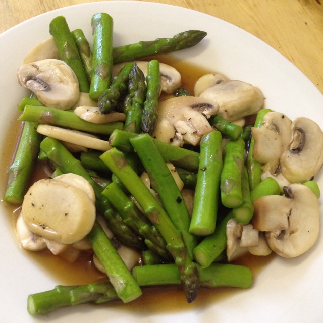 芦笋炒蘑菇