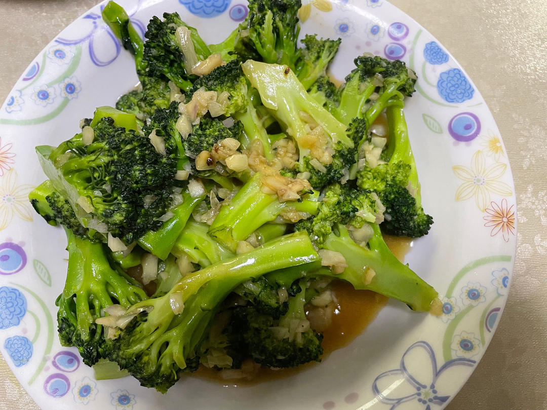 好吃到爆的耗油蒜蓉西兰花(从不修图，喜欢请关注)