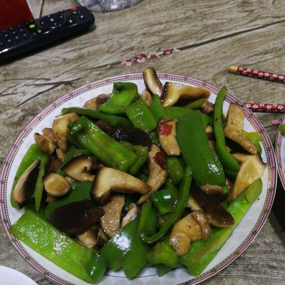 青椒炒香菇