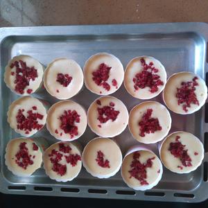 【无糖】蔓越莓蜂蜜牛奶纸杯蛋糕的做法 步骤11