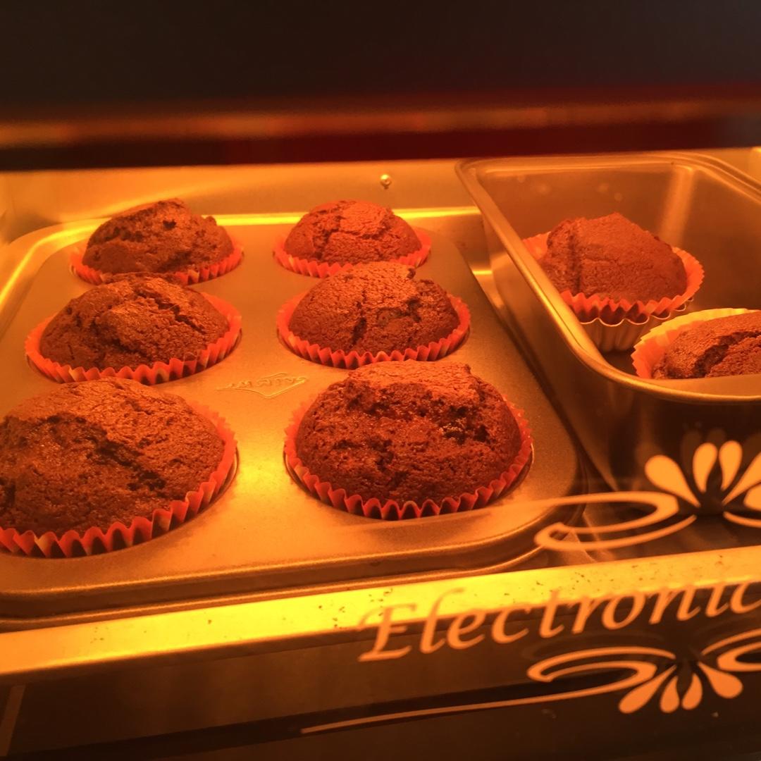 超润巧克力纸杯蛋糕（非常适合裱花、盖糖皮的cupcake方子）