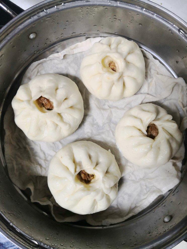 松软多汁的肉包子