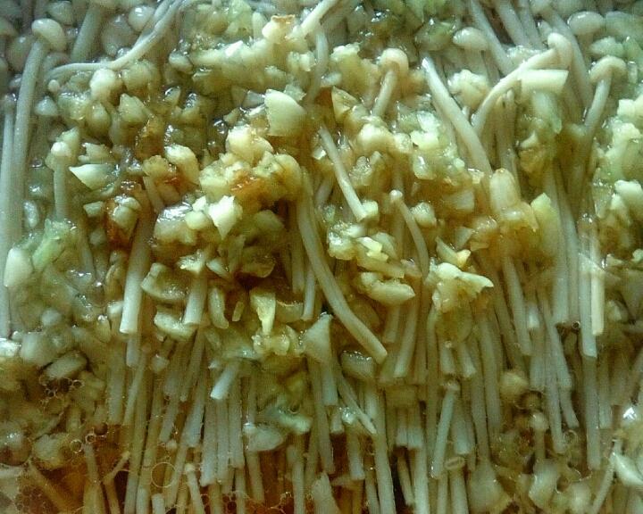 金蒜蒸金针蘑的做法