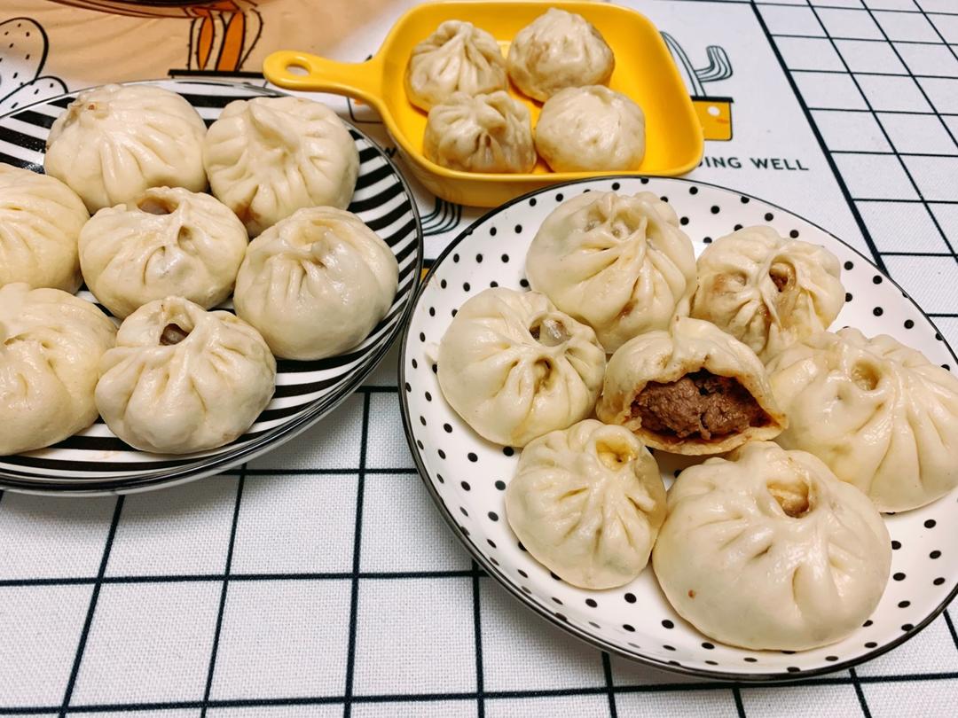 鲜美多汁的洋葱牛肉包子