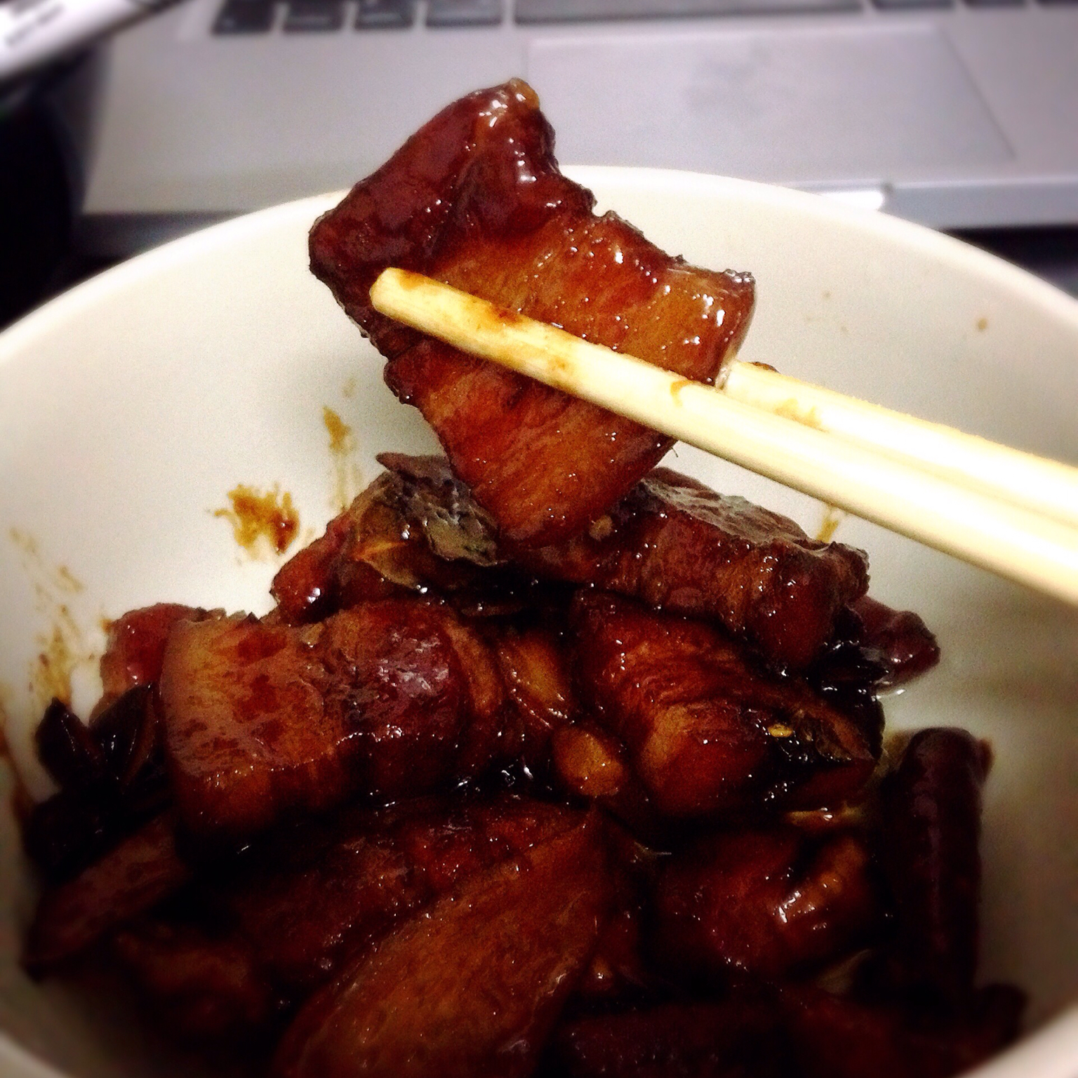 吃着碗里望着锅里的红烧肉