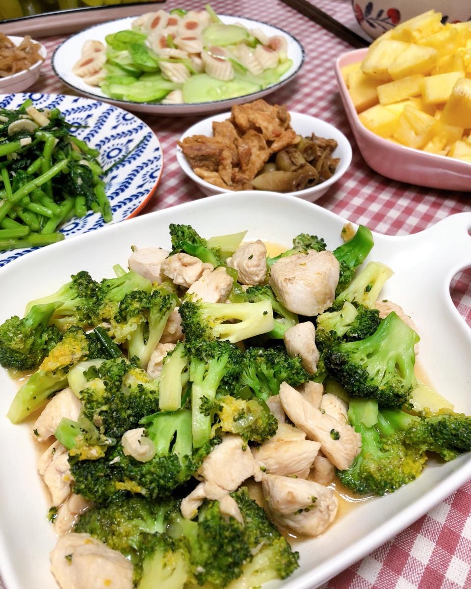 （低于500卡快手菜）西兰花炒鸡胸肉