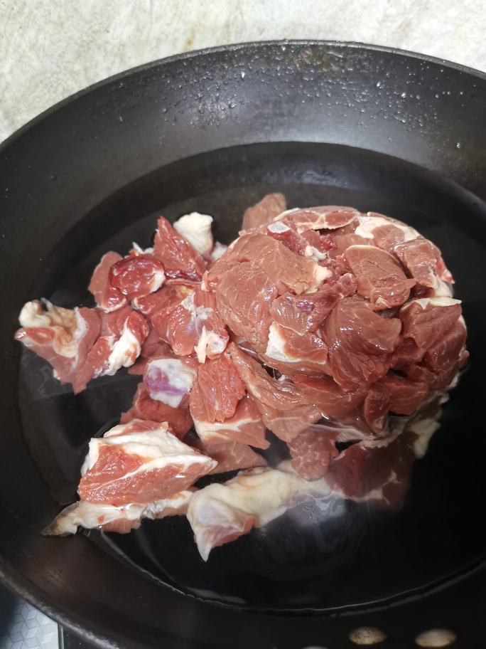 无油家庭版牛肉锅，减脂也可以吃哦！肉嫩汤鲜的做法 步骤1