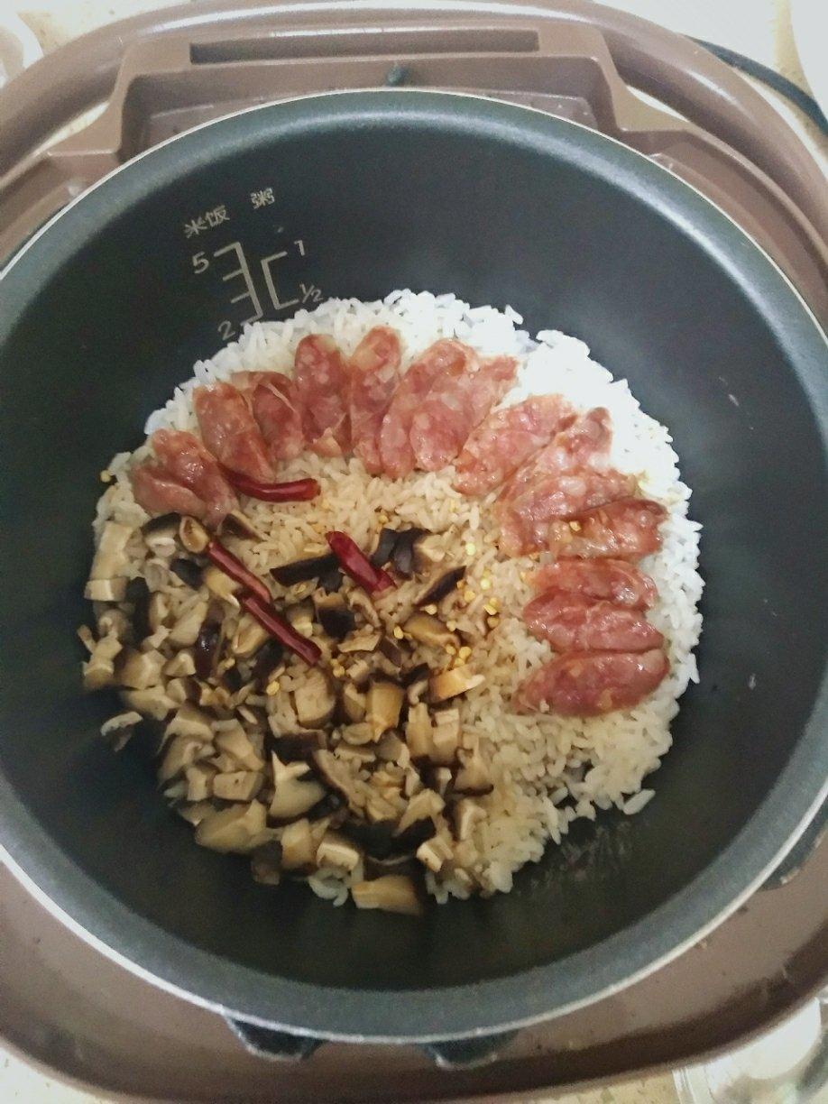 【电饭煲腊肠煲仔饭】
