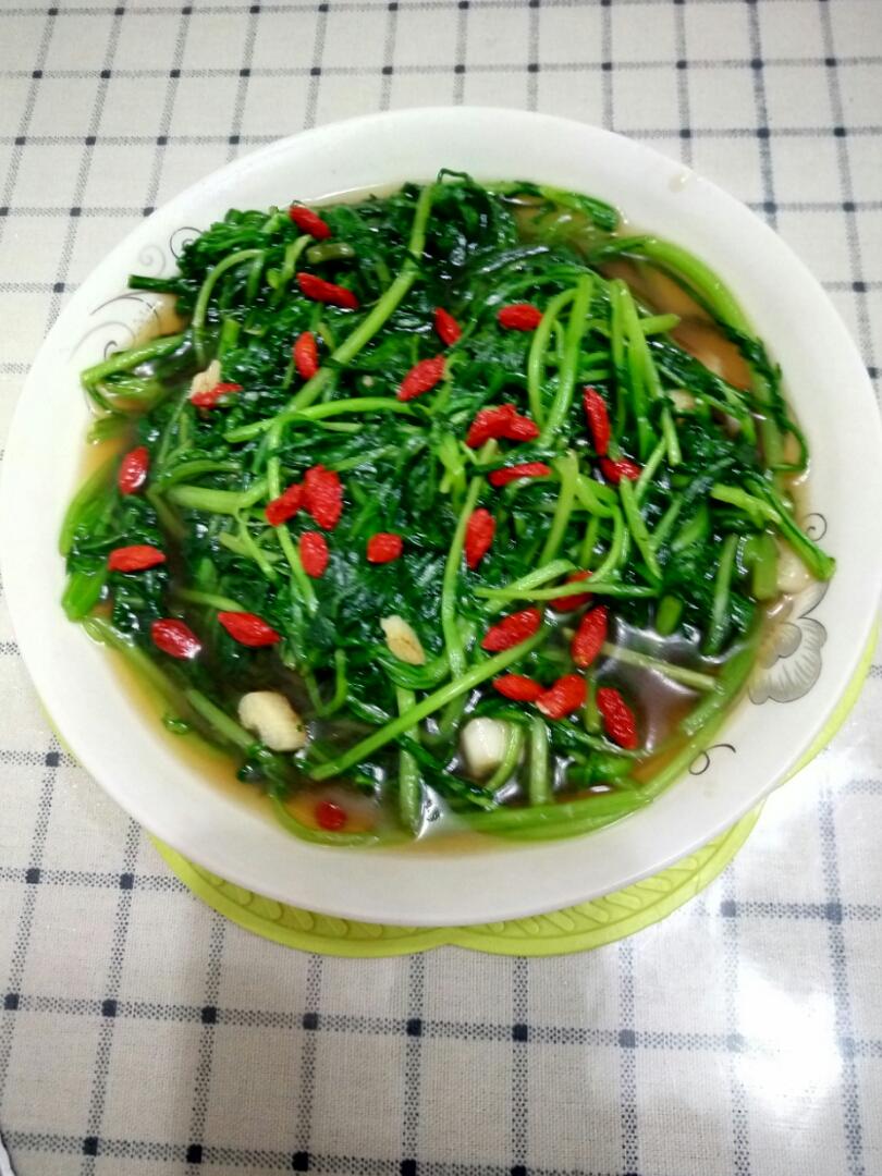 烤羊排土豆做的清炒茼蒿