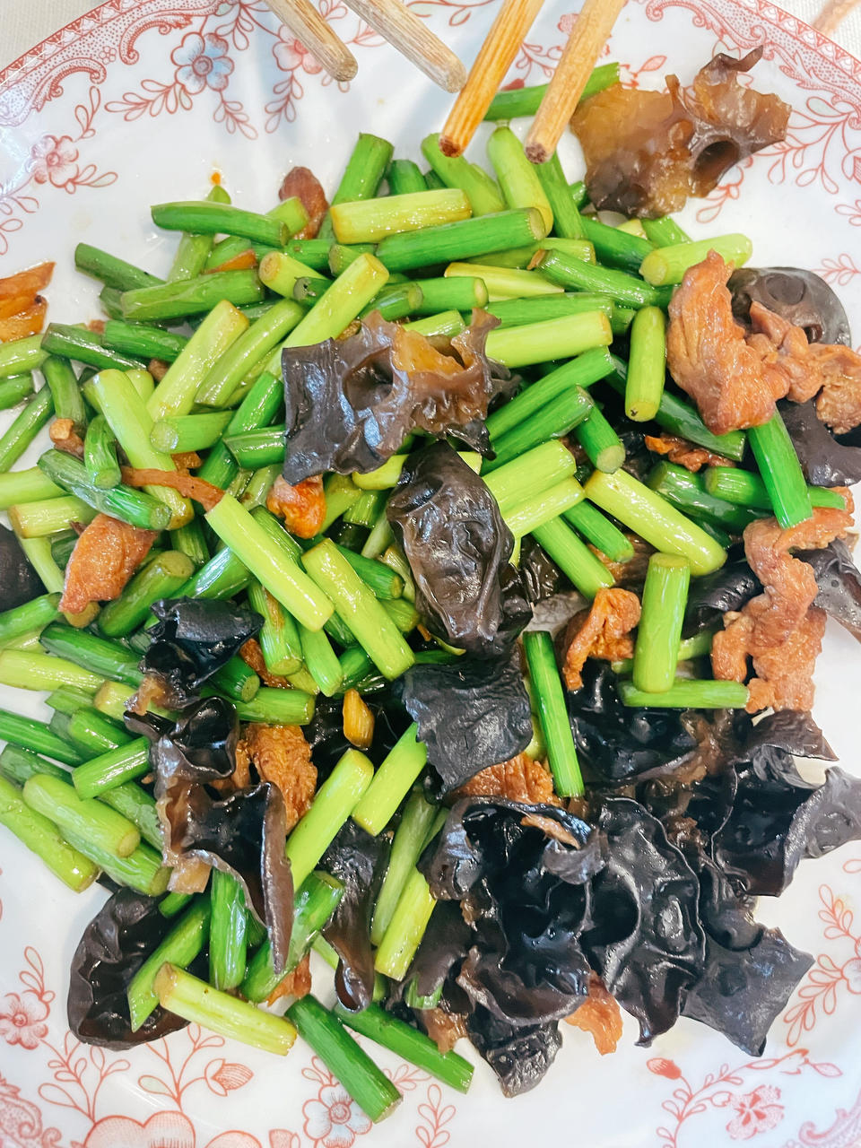 蒜苔木耳炒肉丝