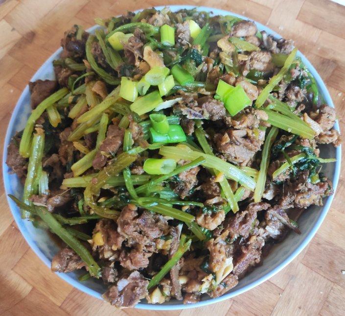 厨师长教你：“爆炒土鸡”的家常做法，只需油盐酱醋，味道非常赞