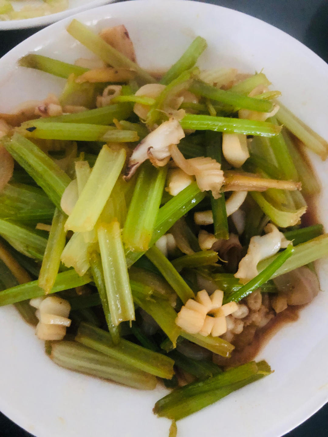 温州味家常菜！芹菜炒墨鱼（乌贼），5分钟快手菜！！