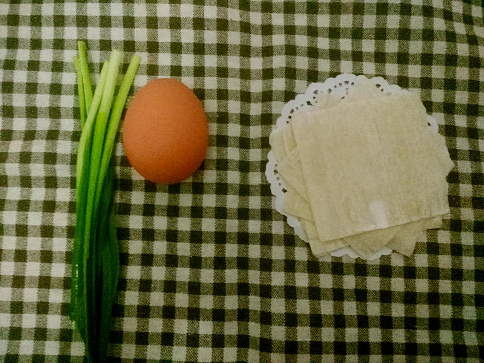 馄饨皮版韭菜鸡蛋饼的做法 步骤1